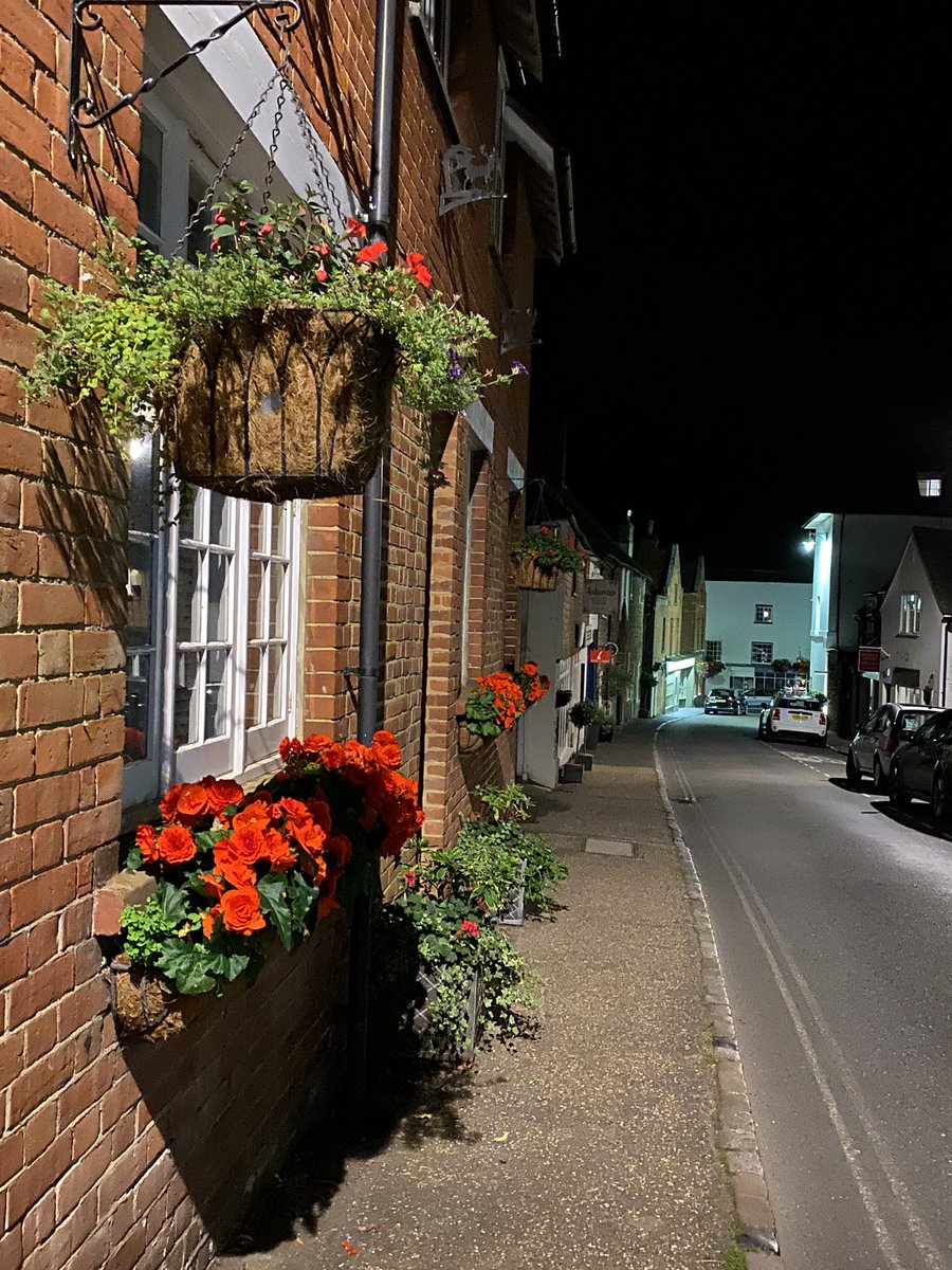 PetworthUK's tweet photo. Streets of #Petworthuk. Visit our beautiful market town in the heart of the #Southdowns this weekend. @Discover_Chi @PAADA_Petworth @Dragon_Gallery_ @BBCSussex @stmaryspetworth @KevisHouse @CoolSussex @ChichesterDC @etcmag_south @sussexliving @BBCSussex https://t.co/Phdf9E54ug