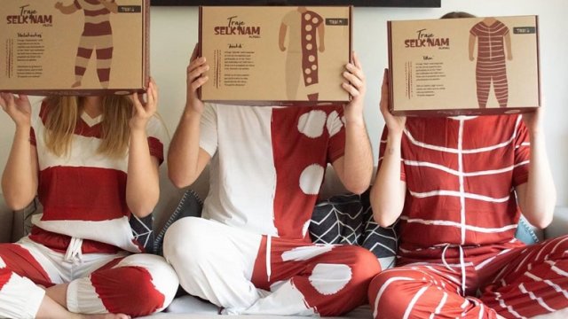 Cooperativa's tweet image. [Fotos] #CooperativaEnCasa &quot;Aprovechamiento de un genocidio&quot;: Tienda de Las Condes se llenó de críticas por trajes Selknam tinyurl.com/y4oeswy9