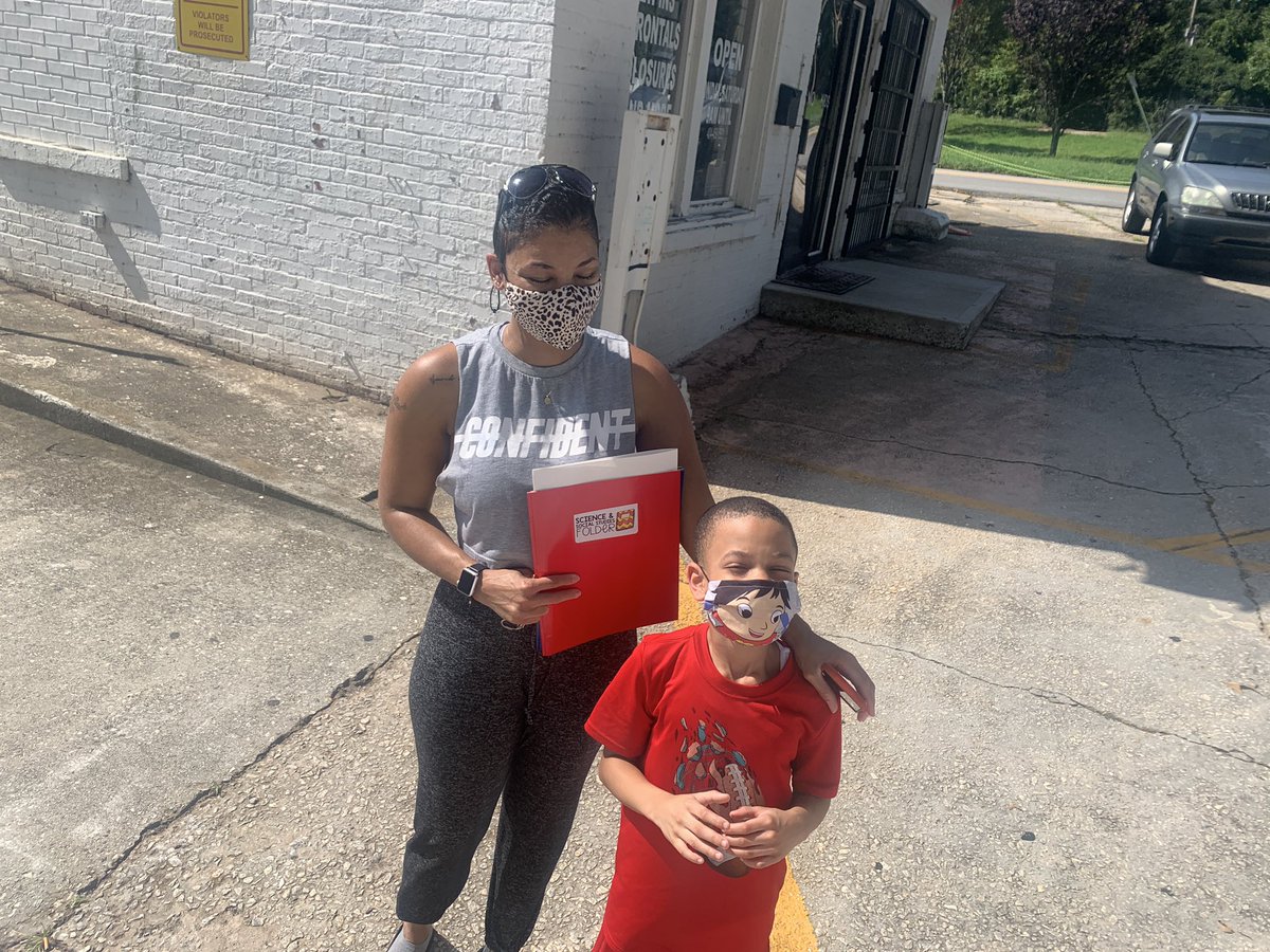 ValueTheirVoice's tweet image. It takes a village!!! Thank you Dreamz Barber and Beauty for allowing Slater to use your parking lot for our families to pick up resources!!!! @SlaterPBSA @PBS_Atlanta