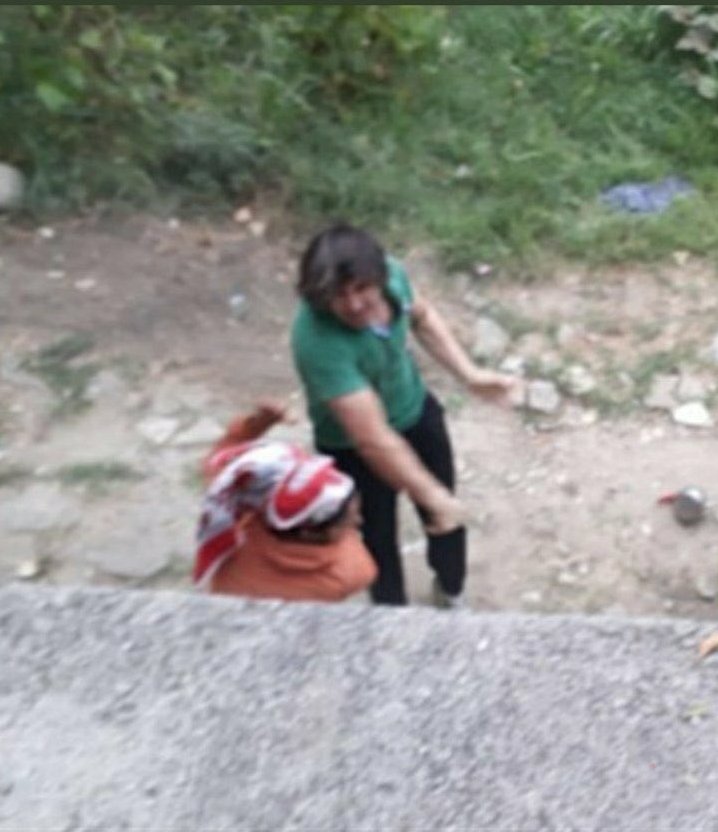 Ortada bir kadına saldırı var ama konu #kürt olduğu için ses çıkaran kimse yok.
Saginizda  batsin  solunuzda  bu kadin kùrt olmasaydi  tweeter inliyordu  ama bu kadin kùrt oldugu icin herkez sessiz
Yaziklar olsun..