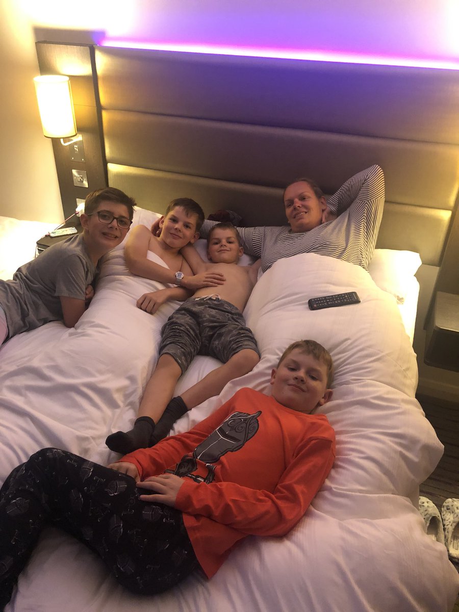 squarefeetno1's tweet photo. Thank you @premierinn ! Another weekend away for the Hardy Family. #5inabed #filmnight #largerfamily #2rooms https://t.co/6dPoQCYD0X
