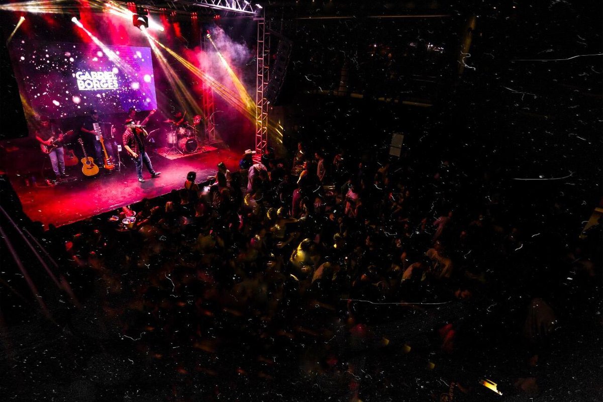 GabrielBorgesSC's tweet photo. Ainda da série "o último show antes da pandemia a gente nunca esquece" hahaha. 

É, meus amigos, a saudade ta grande! Vamos matar um pouco dessa saudade em um bate papo pra lá de especial hoje as 20h no IG @revoadas!

Um beijo, e até daqui a pouco! 😉 #gb https://t.co/tH6VDInHW9
