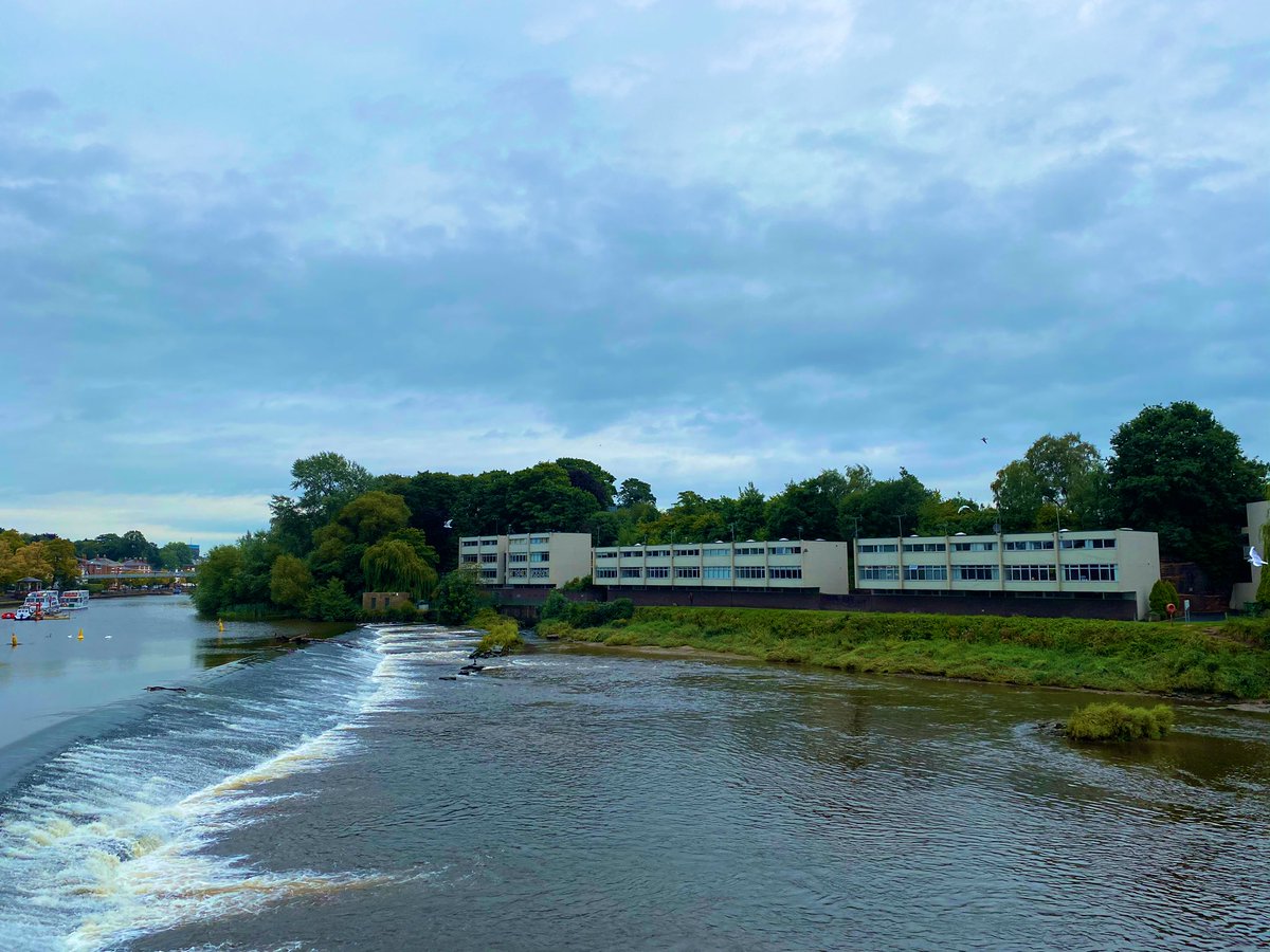I wanna say a few things about Chester, the town I most loved during my  #staycationFirst: these adorable brutalist council houses by river Dee in the town centre, similar to the ones in Thamesmead (see Clockwork Orange) brutally wiped out recently to be replaced by skyscrapers.