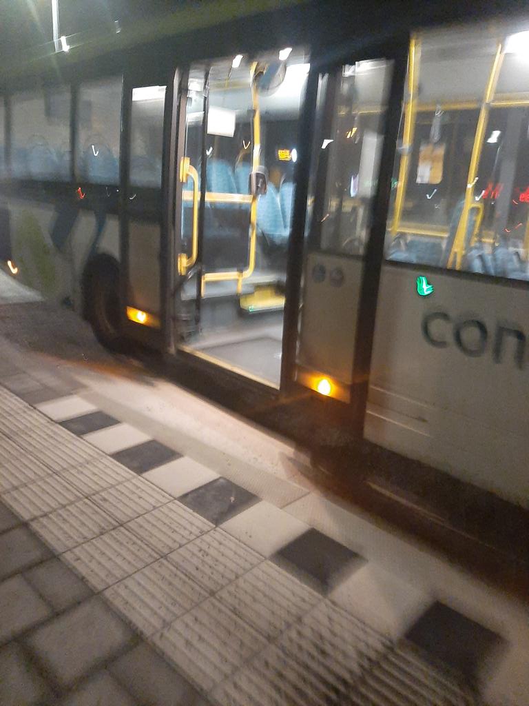 Bezig_Bijtje81's tweet photo. Whoop whoop mijn #bussie stond #keurig te wachten dankzij de #overstap aanvraag #Stappover app van @Connexxion https://t.co/aJr6U34jX3