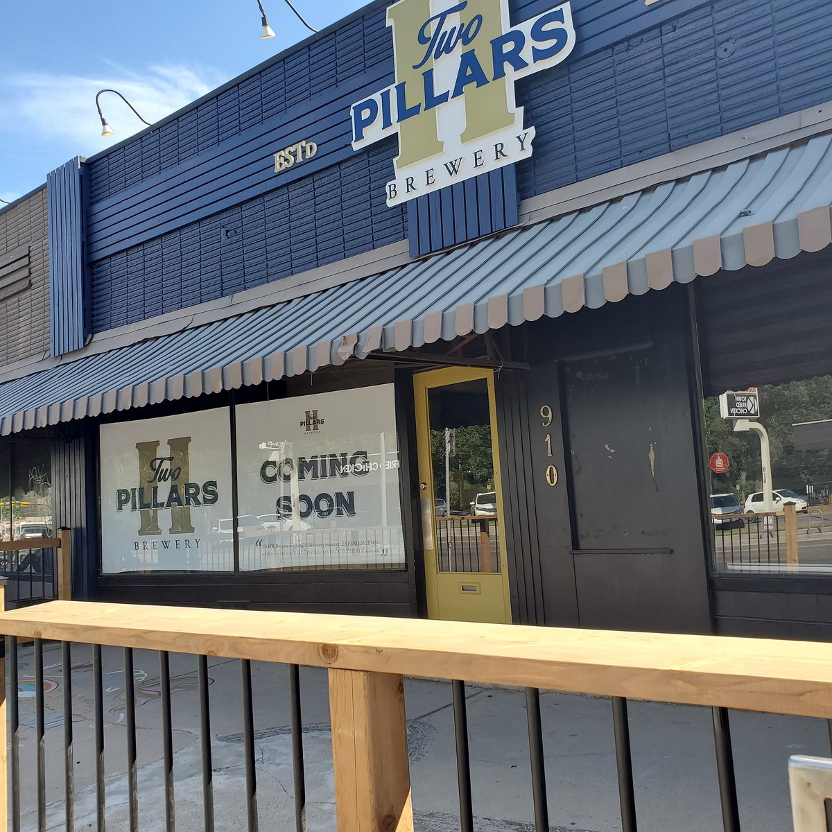 CHVillage's tweet photo. Let's put this awesome patio to good use this weekend as our friends at @twopillarsbrewery finally get to open tomorrow!
#CrescentHeightsVillage #smallbusinessyyc #suppprtlocalyyc #ward7yyc #youbelonginCHV
#yyceats #eatlocal #yycbreweries #craftbeeryyc #yycpatios https://t.co/KW488EmRRd