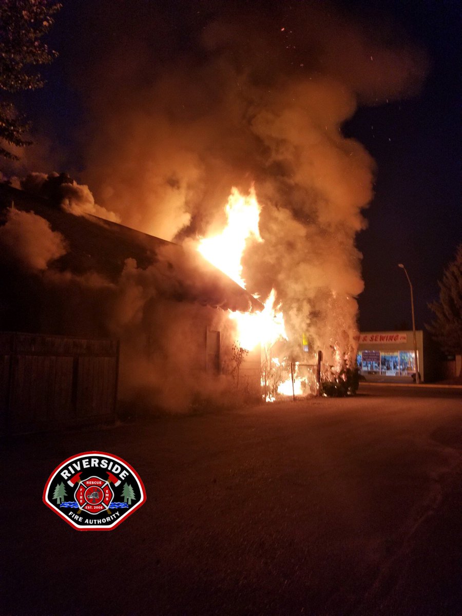 RFA_PIO's tweet photo. Our crews responded to a residential fire, threatening two nearby residences this morning at 1015 W. Main St.
The only occupant, a male subject, evacuated without injury. No injuries to fire fighters. 
Cause is under investigation. 
Pics courtesy of Centralia PD. https://t.co/MB6cfHqu6F