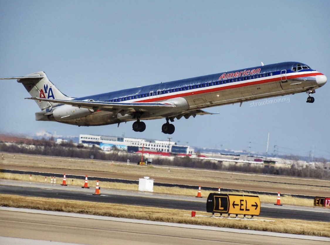 strawbmommy's tweet photo. #maddog #super80sendoff #md80 #dfw #avgeek #aviation https://t.co/ICtgbQAHUm