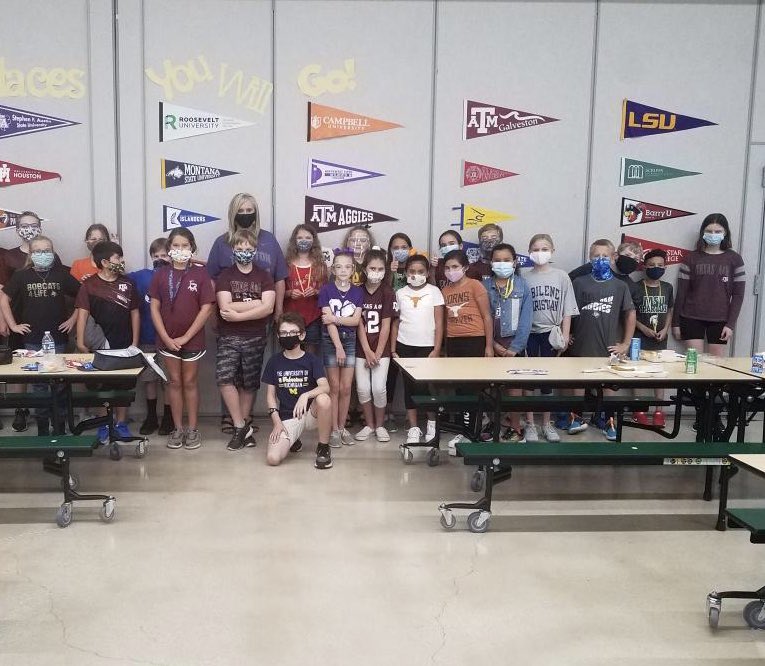 CounselorHowell's tweet photo. Loved seeing all of the colleges that were represented today at Fabra for National College Colors Day! @FabraElem https://t.co/dxpUMVh4Gt