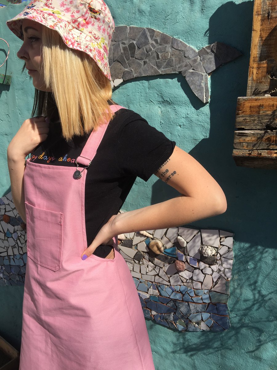 zospeziale's tweet photo. Hola gentee, con mi mamá decidimos emprender juntas. Ella es modista particular hace muchos años y yo pinto. Hacemos jardineros y pilusos de diseño, algunos pintados a mano, teniendo como objetivo un emprendimiento sustentable. Les dejo fotitos 🙌🏻Y si pueden ayudarnos con un rt🥰 https://t.co/iJUXhl25TD