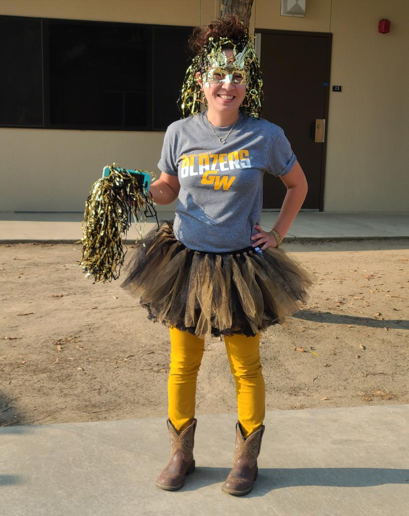 jfregoso44's tweet photo. Happy Friday Trailblazers! I would like to end the dress up week with a picture of one of our amazing GW alumni and staff members, Ms. Garcia,showing her GW Spirit. Have a fun and safe holiday weekend! #GoBlazers #VisaliaUSD https://t.co/81YedOAxIM