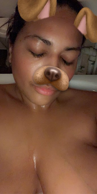 So sweaty in this tub 🛁 https://t.co/ZNI4haTNXt<a href="/tag/brazilianblowout"class="tags"><span>#brazilianblowout</span></a><a href="/tag/keratin"class="tags"><span>#keratin</span></a>