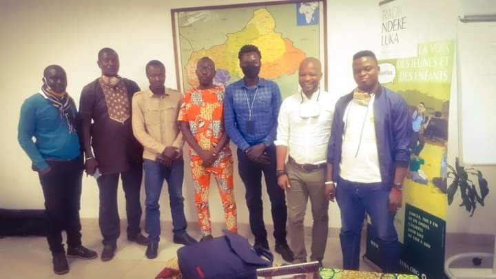 LANOCA7's tweet photo. La lutte contre la Désinformation en période électorale au cœur d'une réunion de travail entre la #Fondation_Hirondelle, la radio #Ndeke_luka et les Blogueurs-journalistes centrafricains, 
Un projet de 12 mois porté par la Fondation Hirondelle, financé par l'union Européenne. https://t.co/ePs2emjvKl
