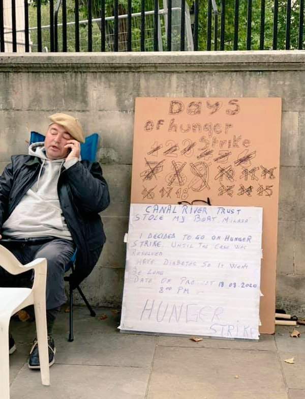 Canal_Network's tweet photo. Man outside Downing Street on hunger strike because #CRT took his home 
@CRTContactUs @CanalRiverTrust @CRTBoating what is your response? 
#homelessness #lifesbetterbywater #homeless #London #hungerstrike #boatsthattweet #canal https://t.co/O4ImQnmu3h