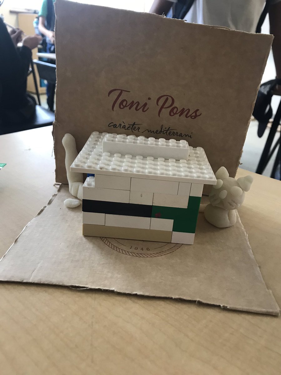 missmajor9's tweet photo. Our “All About Me” sculptures were a success! After brainstorming ideas, students decided what material they wanted to use to make a unique sculpture. A few were even brave enough to present and give feedback! @MountainEdu @Lawrence_Grassi https://t.co/hCIDhxWRmn