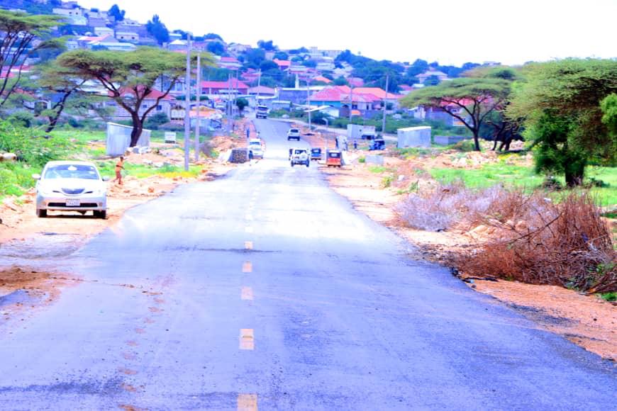 The general manager of Somaliland Road Development Agency Ahmed Yusuf Mohamed monitored Amoud Bridge with RDA Engineers. This bridge will be finished very soon. The president of Amoud University Saleban Ahmed Guled along with several administrative members welcomed the agency.