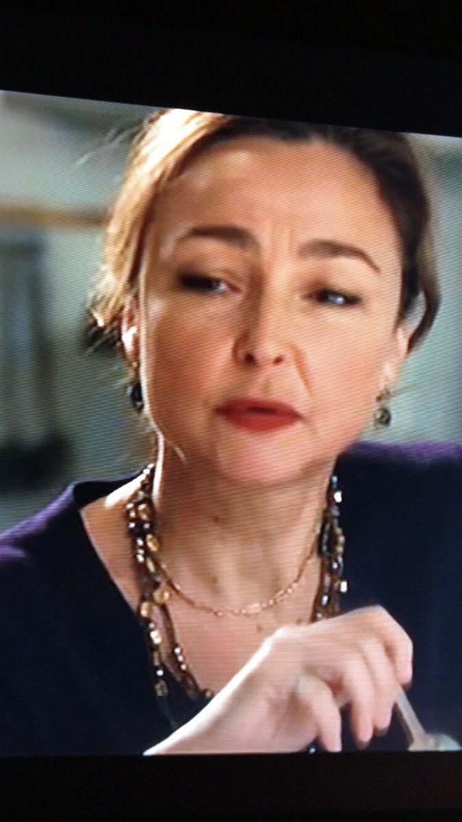 Mola la peli “la cocinera del presidente” ahora mismo en <a href="/euskaltelebista/">ETB</a> la prota tiene algo que me recuerda a Carmen Machi, pero a la francesa 🤣