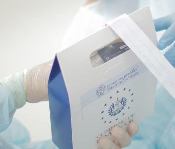 A cada paciente que regresa a su hogar, junto a sus familias, se les entrega un kit de medicamentos para completar su tratamiento domiciliar.