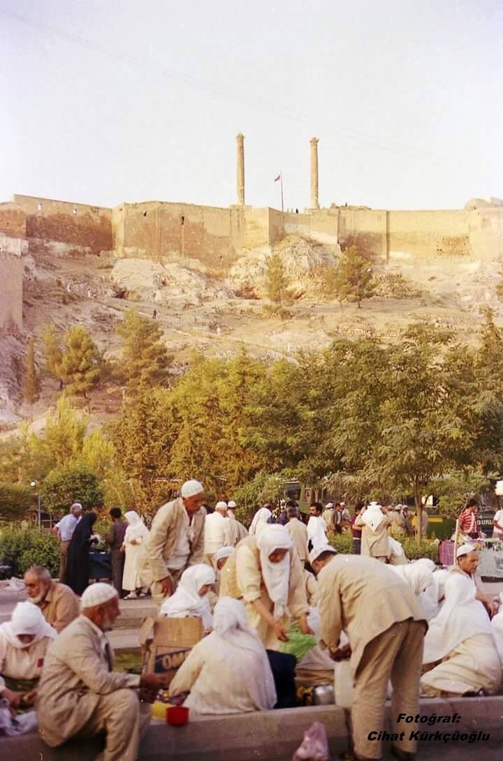 AntMardin's tweet photo. Eskiden Hac'a gitmek isteyen hacı adayları uçaklarla değil otobüslerle gidiyorlardı. Arabistan'a Güneydoğu üzerinden gidilebiliyordu. Sakaryalıysanız ve yaşlı bir hacı akrabanız varsa kendisine sorun mutlaka Güneydoğu'da bir aileye misafir olmuştur...
#sakaryadaiscileresaldırı https://t.co/noBGuacyoh