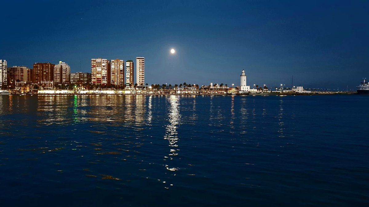 Cuando la #luna se llena 🌘 brilla en  toda #Málaga 

Foto vía 📸 <a href="/dibujospio/">Paloma Luengo</a>

#Septiembre #Malagueta #Verano #MuelleUno