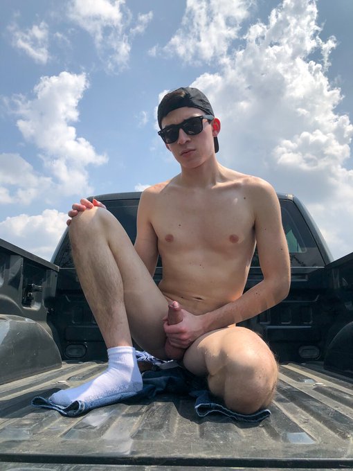 Loading the truck https://t.co/lKheDrLWMQ<a href="/tag/shampoochallenge"class="tags"><span>#shampoochallenge</span></a>