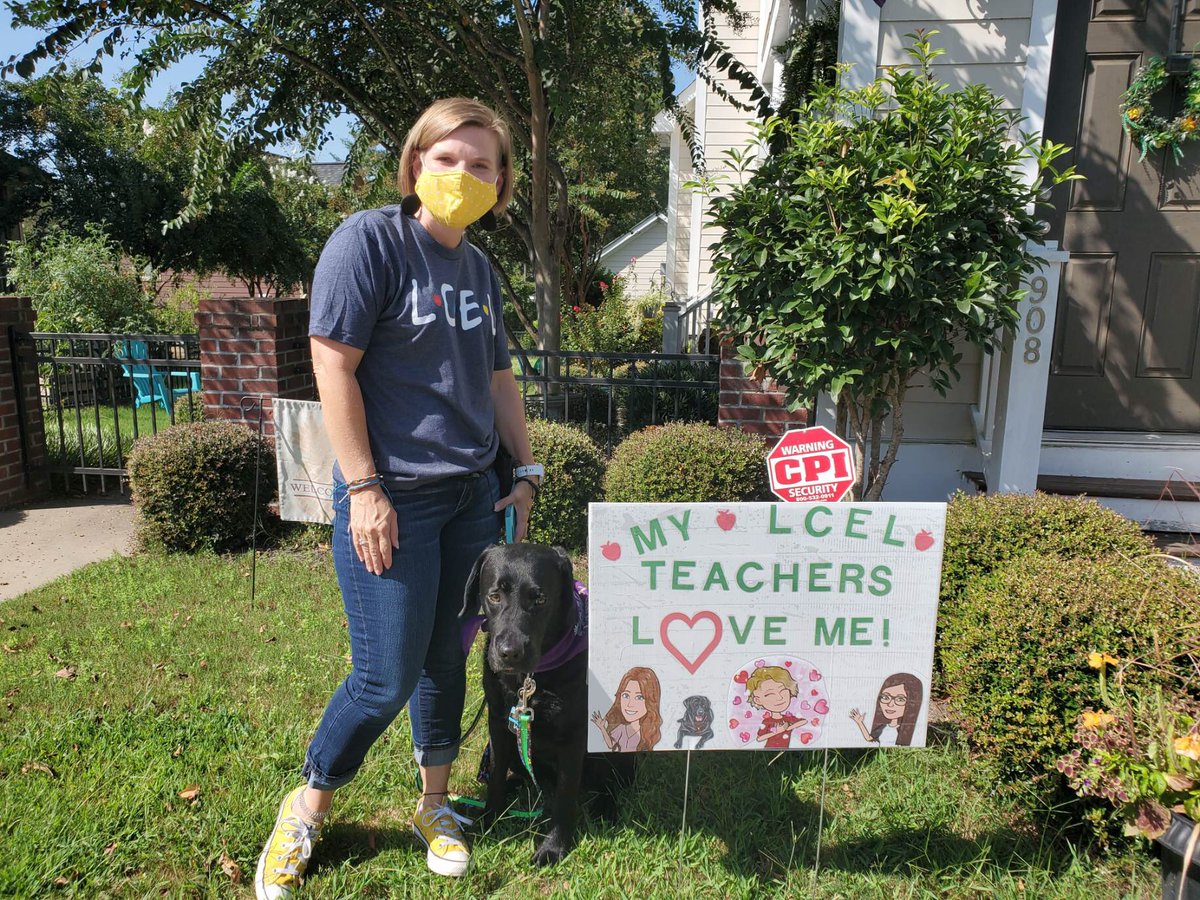 Ross had fun today delivering signs to his students. I can’t tell who was more excited Ross or the kiddos or the teachers and parents ❤️❤️❤️ #dogwithjobs #RosstheBoss #facilitydog #lcegators #lcelower