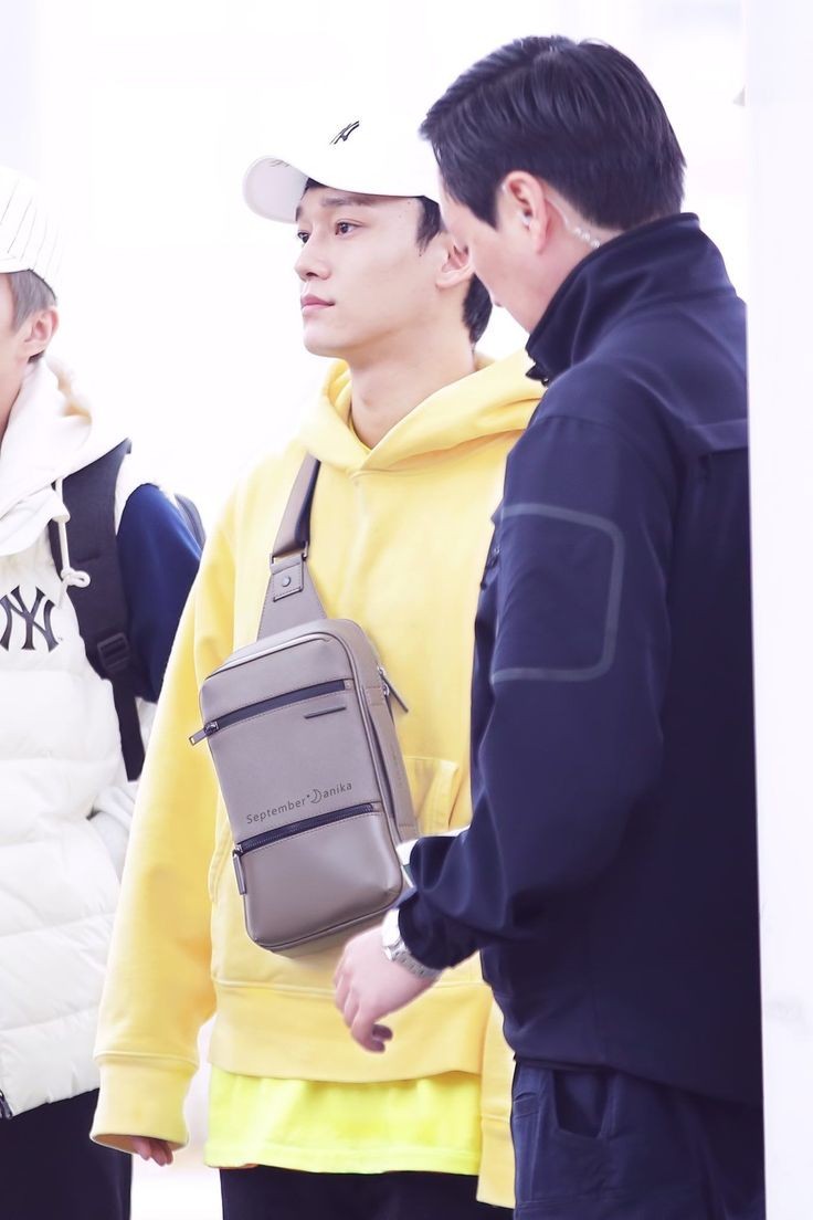 Airport Chen has never looked bad in his entire career, plus points for chanyeol touching his ear