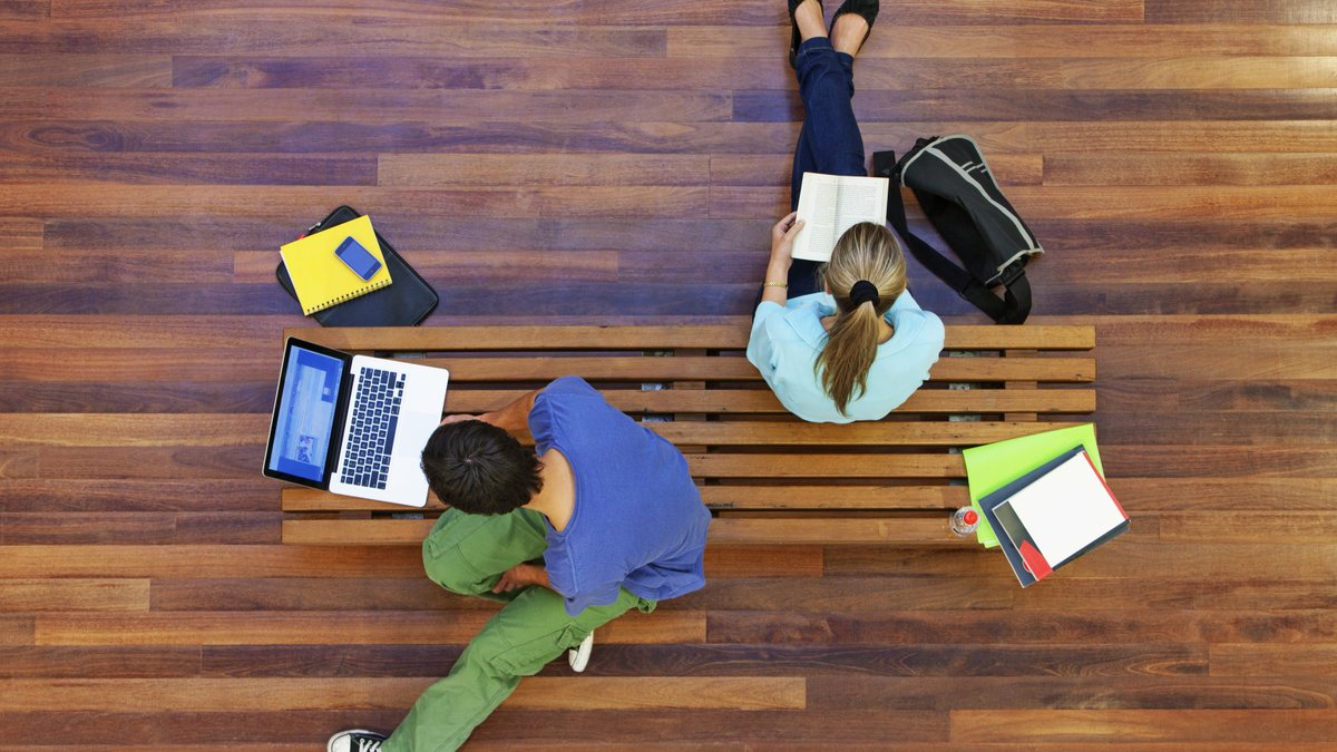 lifehacker's tweet photo. Help! Should I get a PC or Mac for college? https://t.co/iJfLeYLqSG #Tech911 https://t.co/FEHJQ6Bvw9