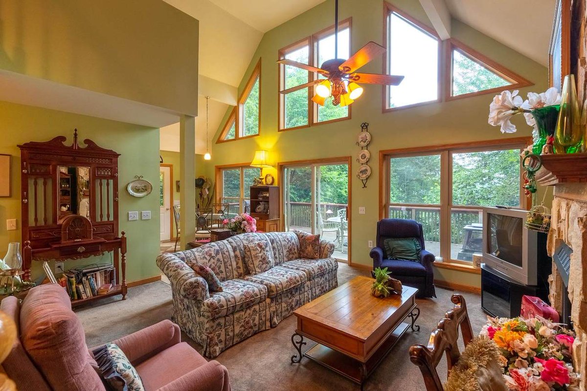 SundogVacations's tweet photo. Caribou Lodge offers a getaway to both the 🌄 mountains and the 🛶 lake, and a location near the charming mountain communities of Glenville and Cashiers.

√ 3 stories
√ Large picture windows
√ 1 king, 2 queens, 3 twins
√ Gaming table
√ Multiple... https://t.co/a0VQPGf0MH https://t.co/WyiYRjm9JO