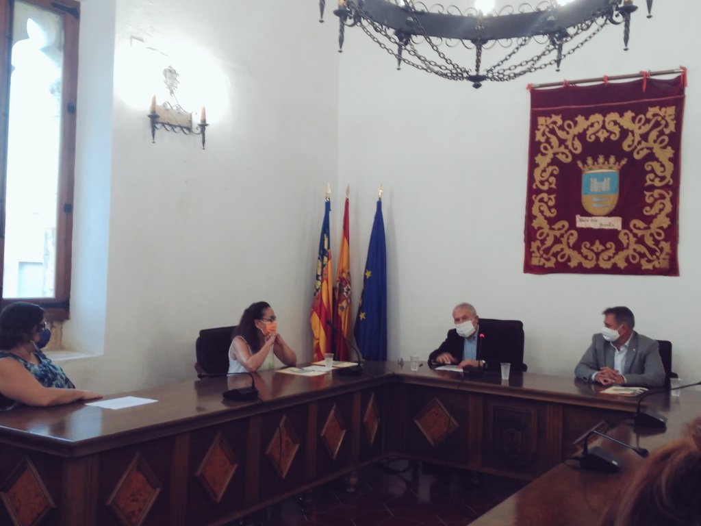 JordiRodrigoR's tweet image. Avui #4set és un dia històric al #PaísValencià pel naixement de @VicentAEstelles A ma família, també serà el dia que @AyunAlbalatSore va nomenar mon tio Mateu Rodrigo Lizondo com a cronista oficial del poble, al saló noble del seu estimat castell. #HistòriaÈsCultura