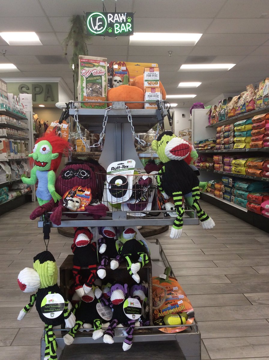 Gardenofthepaws's tweet photo. Ghouls are in the garden! Boo 👻! 
#Colorado #Halloween #Spooky #Pet #Toy #Dog #Cat #Petstore https://t.co/dLVt4SXZv8