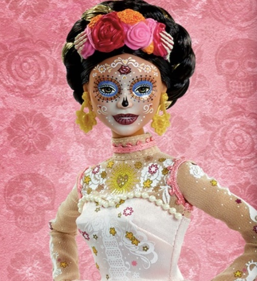 Univ_inenglish's tweet photo. The new edition of #Barbie #DayoftheDead pays homage to one of #Mexico's most emblematic traditions! The world-famous #doll is embellished with intricate elements that remind of the Mexican #Catrina &amp; candy skulls! 🇲🇽🕯️💀 
Read more: https://t.co/ZneM2SCpvp https://t.co/iLfOai6FQr