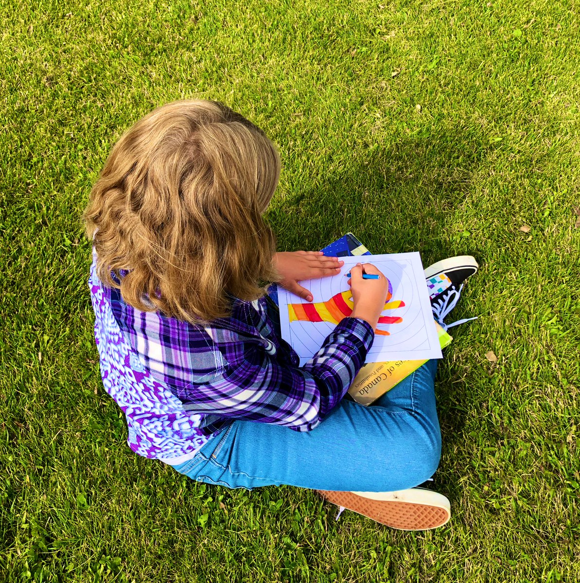 MissBotterill's tweet photo. Taking advantage of the beautiful weather by going outside for Art today and taking a well deserved โmask breakโ. #EIPSTeaches #EIPSLearns #AlbertaEducation #SocialDistancing @eips @GlenAllanElem https://t.co/ef6cpzqloy
