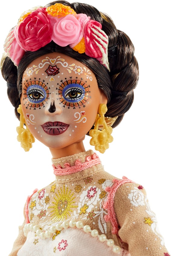 Univ_inenglish's tweet photo. The new edition of #Barbie #DayoftheDead pays homage to one of #Mexico's most emblematic traditions! The world-famous #doll is embellished with intricate elements that remind of the Mexican #Catrina &amp; candy skulls! 🇲🇽🕯️💀 
Read more: https://t.co/ZneM2SCpvp https://t.co/iLfOai6FQr
