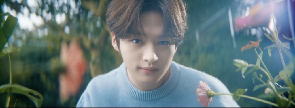 Both the on track mv and ex unveil open with solo shots of each of the members. the interesting thing being minho is the only one with a small smile in both of them.