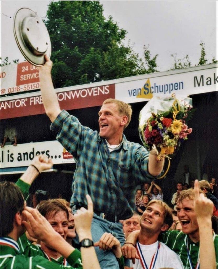 HenkvSteeg's tweet photo. Weet iemand wie deze man is en waarom hij zo blij is? #dtv #backinthedays https://t.co/Rf5eT179Wn