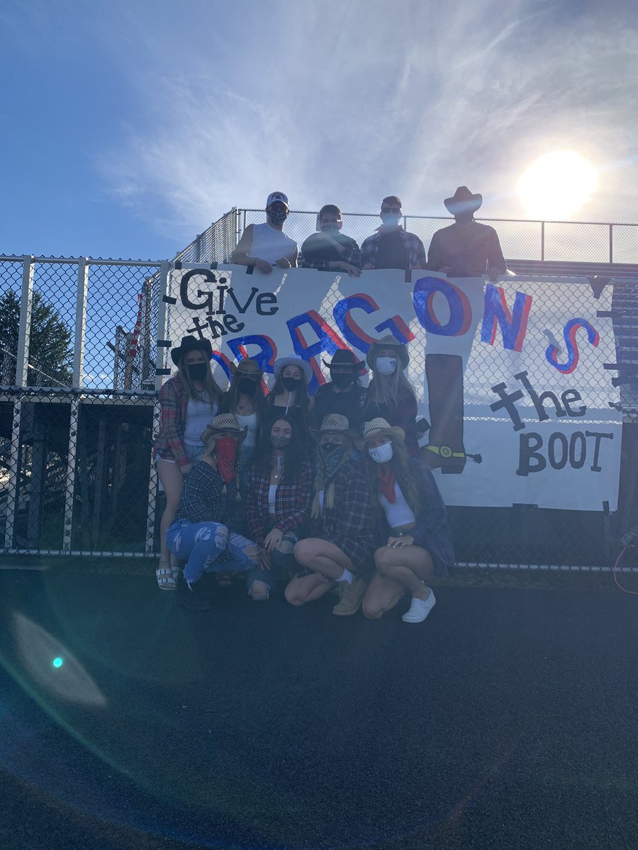 pshsdogpound's tweet photo. Getting ready for the big game. T-minus one hour till the dogs take the field🐶 https://t.co/3vAlCqikOl