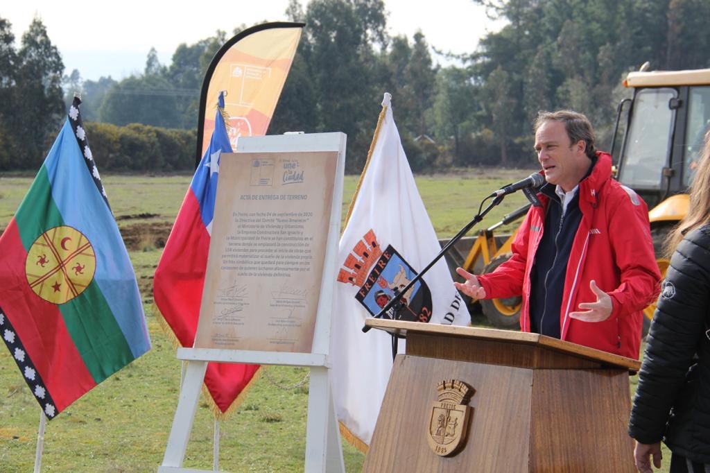 Minvu's tweet photo. Dimos inicio a las obras del conjunto Nuevo Amanecer en #Freire 🏠💪 El ministro @FelipeWard, junto al alcalde José Bravo, pusieron la primera piedra de este proyecto que beneficiará a 158 familias de la comuna y firmaron simbólicamente el acta de entrega del terreno 👏👏👏 https://t.co/PQzvy1lQjH