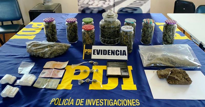 ElReporterocl's tweet photo. 🔴#Peñaflor Detienen a Distribuidor de Droga en Las Praderas de Peñaflor.
📲 https://t.co/YuG3N4PSIc https://t.co/KRiqHgxr4j