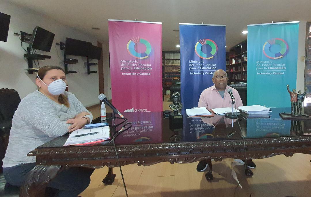 mineducacion_ve's tweet photo. "Se continúa revisando las distintas posiciones y planteamientos para crear una metodología que permita garantizar la salud de los estudiantes y los docentes en el retorno al próximo período escolar", detalló el Min. 
@psuvaristobulo. @NicolasMaduro @RosangelaOrozco https://t.co/62QokTNL1z