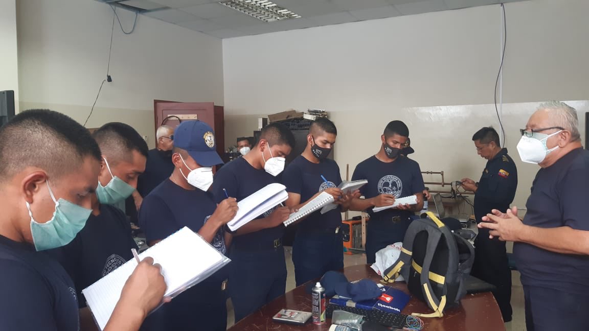 armada_ecuador's tweet photo. #Guayaquil| La Escuela de Grumetes "Contramaestre Juan Suárez" realizó su segundo periodo de prácticas pre-profesionales abordo de las Unidades de la Escuadra Naval, como parte de la formación que caracteriza al futuro marino de la @armadaecuatoriana | #ESGRUM #CODESC https://t.co/W98Wwr0Pf7