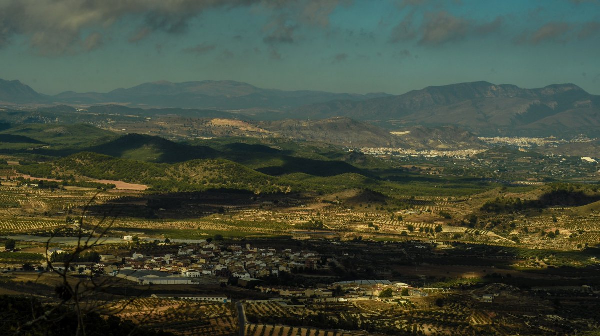 josemmol's tweet photo. 20200904 . #IFMULA . Sierra de la SILLA #MURCIA – Una semana después. Vistas espectaculares desde un la cima de la sierra calcinada.
Piedemonte…. LA COPA de #Bullas , detrás #Cehegin y #Caravaca … el escenario se cierra con REVOLCADORES 2014m. techo de MURCIA
©Jose M. Serna https://t.co/XpsiEs1DRn