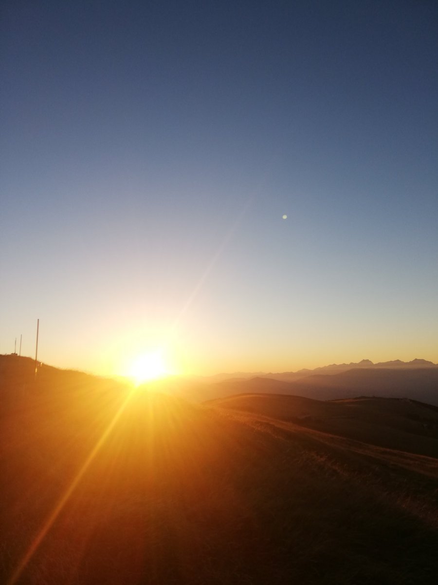 classediferro's tweet photo. Buonanotte e sogni belli.
#Abruzzo
#vistamare
#cornogrande #cornopiccolo
#rifugiopomilio https://t.co/i0WZ37dcAo