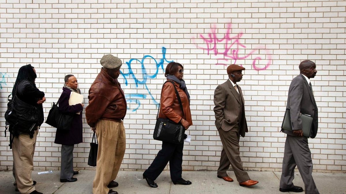 RFI's tweet photo. Etats-Unis: baisse surprise du chômage en août, qui repasse sous la barre des 10% https://t.co/MqNtkEueLl https://t.co/MhygZJcfwf