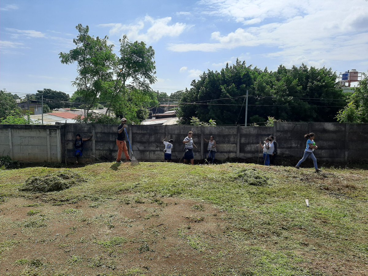 ICHH05's tweet photo. JORNADA DE LIMPIEZA EN EL COLEGIO FRANCISCO MORAZAN, JUNTOS SOMOS INVENSIBLE CON LA PARTICIPACION DE PADRES DE FAMILIA, JUVENTUD SANDINISTA, ESTRUCTURA POLIT. BLOQUE 2.1.1, 2.1.2, ALCALDIA DE MANAGUA DISTRITO II, #OrgulloPatrio #ManaguaSandinista @javi_isco18 https://t.co/Ol0GgTnqTh