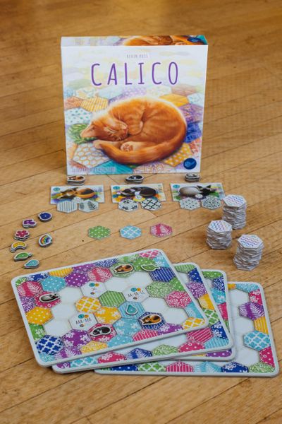 もぎ ボードゲーム キャリコ Calico クァイイネチコヤンゲーム これはマストバイ でしょう 手元のタイルを個人 ボードに配置し 条件達成したら得点というシンプルなタイル配置ゲーム 有志による Pnp 版ルール和訳が公開されています 猫たちの紹介