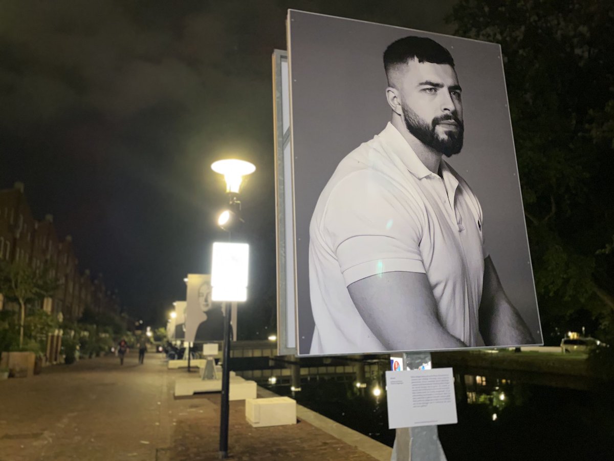 Ben je ‘s avonds aan het wandelen, zie je opeens deze foto en meer staan. Mooi geschoten door Robin de Puy. Over 25-ers met een Bosnische achtergrond. Nabij <a href="/FramerFramed/">Framer Framed</a>. #Srebrenica