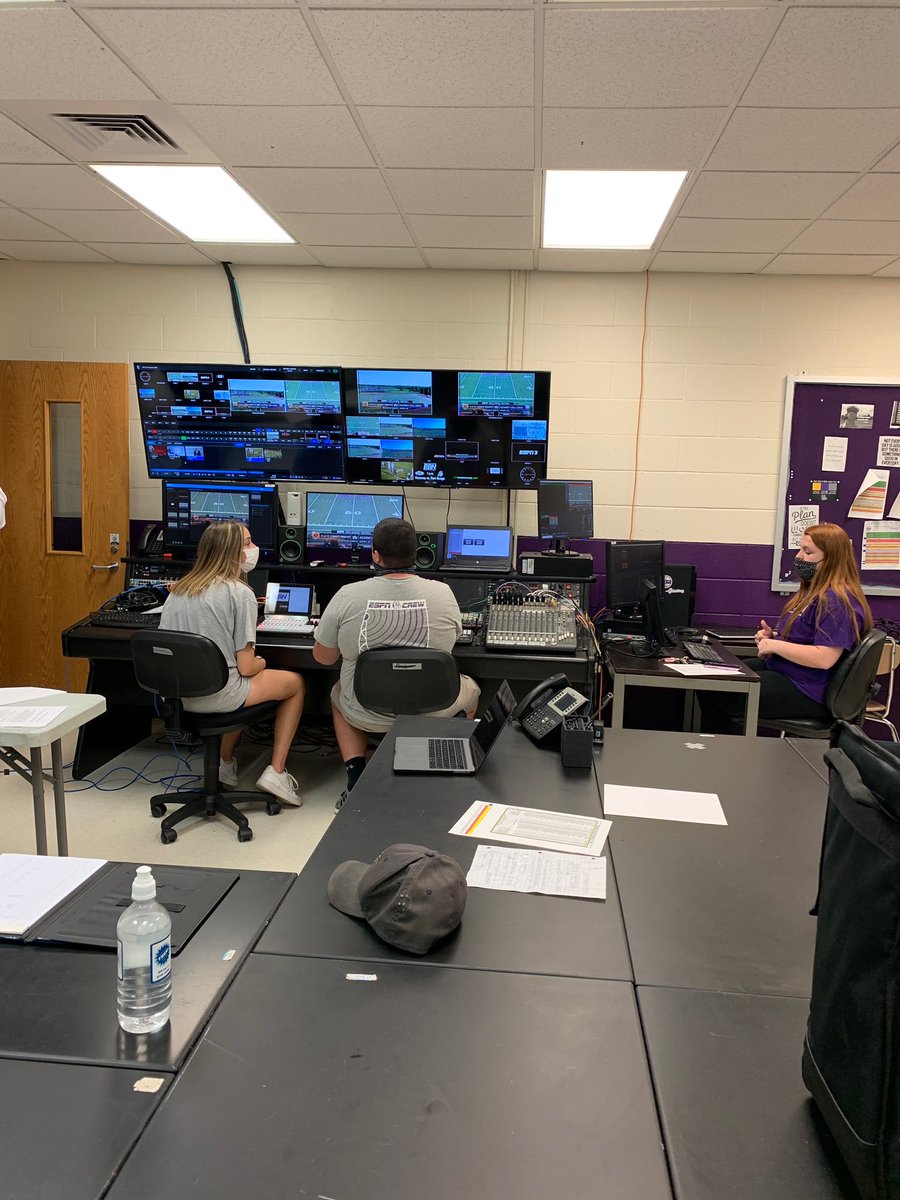 BBN students &amp; alum are ready for tonight’s <a href="/Kearneybulldog1/">Kearneybulldogfb</a> game! <a href="/BulldogsKHS/">Kearney High School</a> sr night will stream starting at approx. 6:25 p.m. on bulldogbroadcasting.com only. Keep watching BBN or tune in on ESPN 3 at 7 using the directions below. #TeamUpKSD
knn.ksdr1.net/2019/08/21/esp…