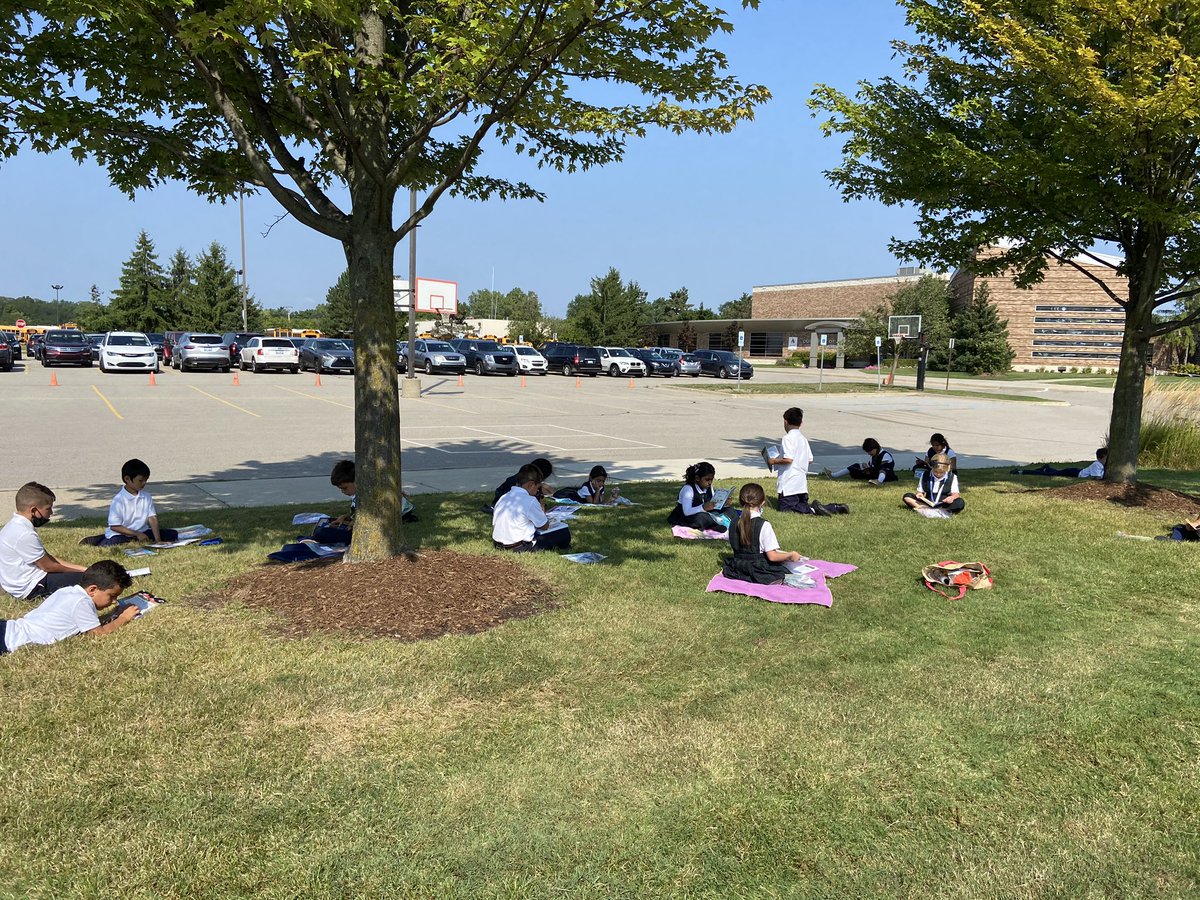MeerschaertMs's tweet photo. Mask breaks are great independent reading times! 📚❤️ https://t.co/1lQtJ67Gim