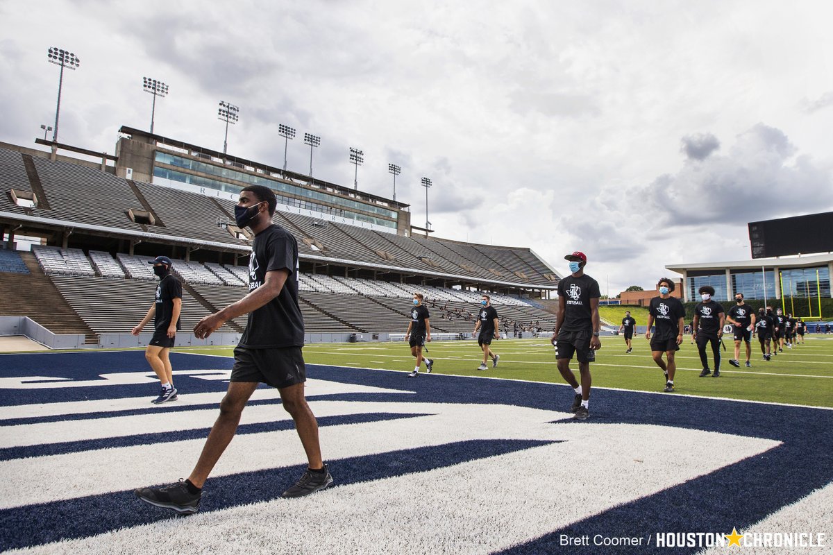 coomerchron's tweet photo. The @RiceFootball players march across campus as a show of unity by the team to protest systemic racism #BLM  #BlackLivesMatter @HoustonChron @RiceAthletics https://t.co/odvQ6ox6kB