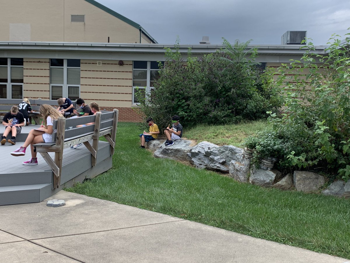 WertzsClass's tweet photo. Pre-assessments aren’t so bad when you get to complete them in our outdoor space! @NH_Elementary https://t.co/QORbKRTD64